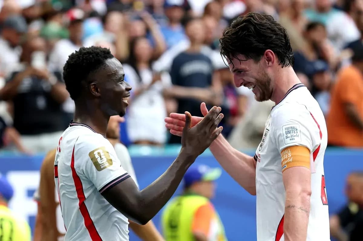 Deux joueurs se félicitant après un match Deux joueurs se félicitant après un match