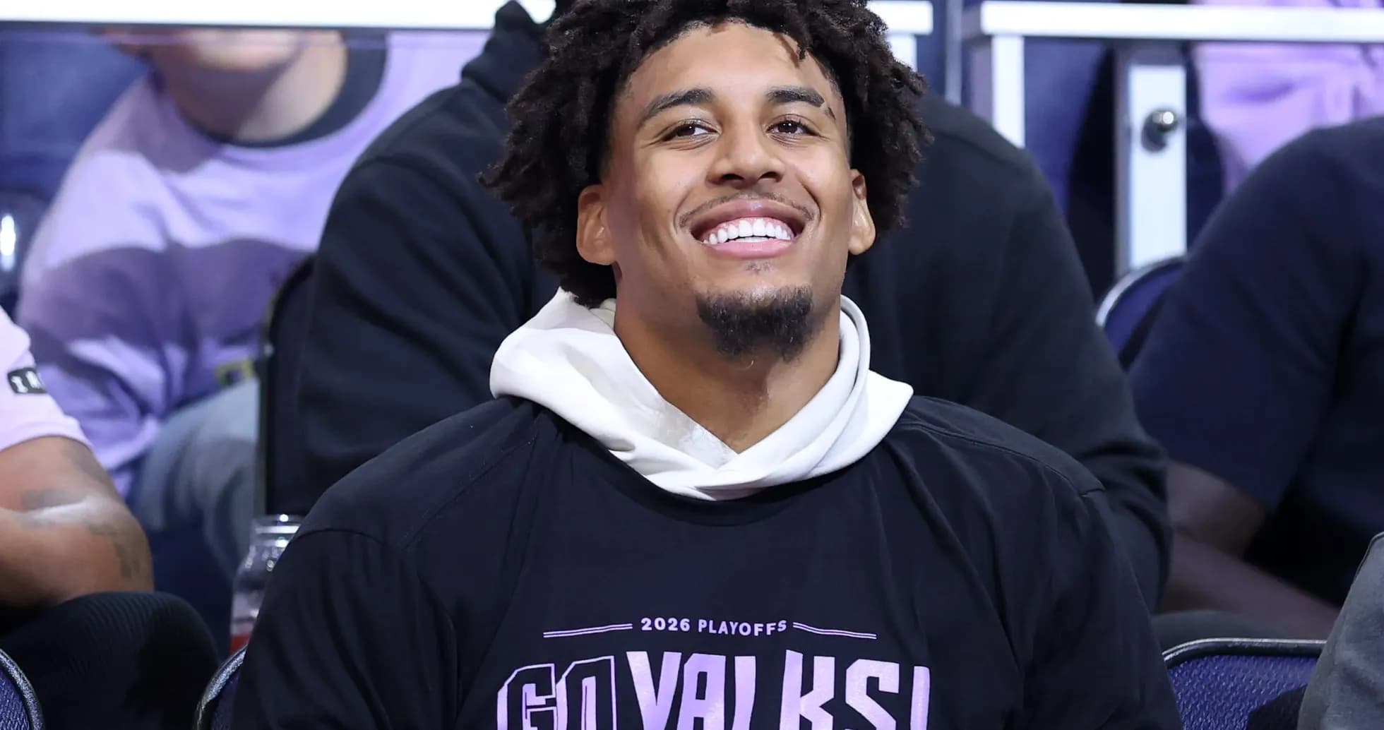 Joueur souriant avec un t-shirt des playoffs Joueur souriant avec un t-shirt des playoffs