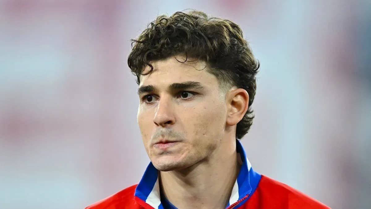 Joueur en tenue de l'équipe nationale, regard pensif Joueur en tenue de l'équipe nationale, regard pensif