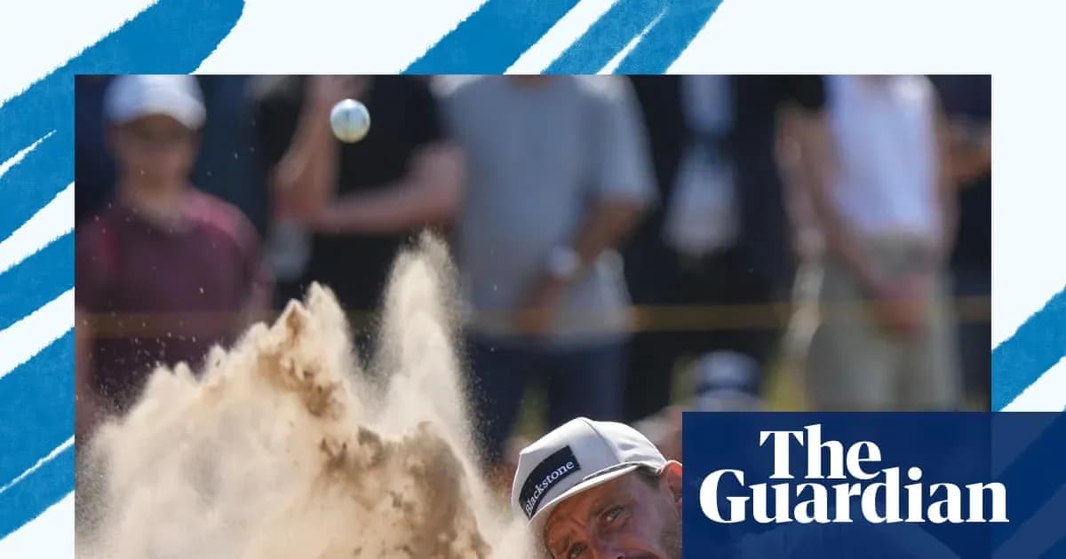 Golfeur frappant une balle depuis le sable Golfeur frappant une balle depuis le sable