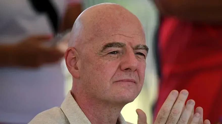 Homme aux cheveux rasés, mains jointes en réflexion Homme aux cheveux rasés, mains jointes en réflexion