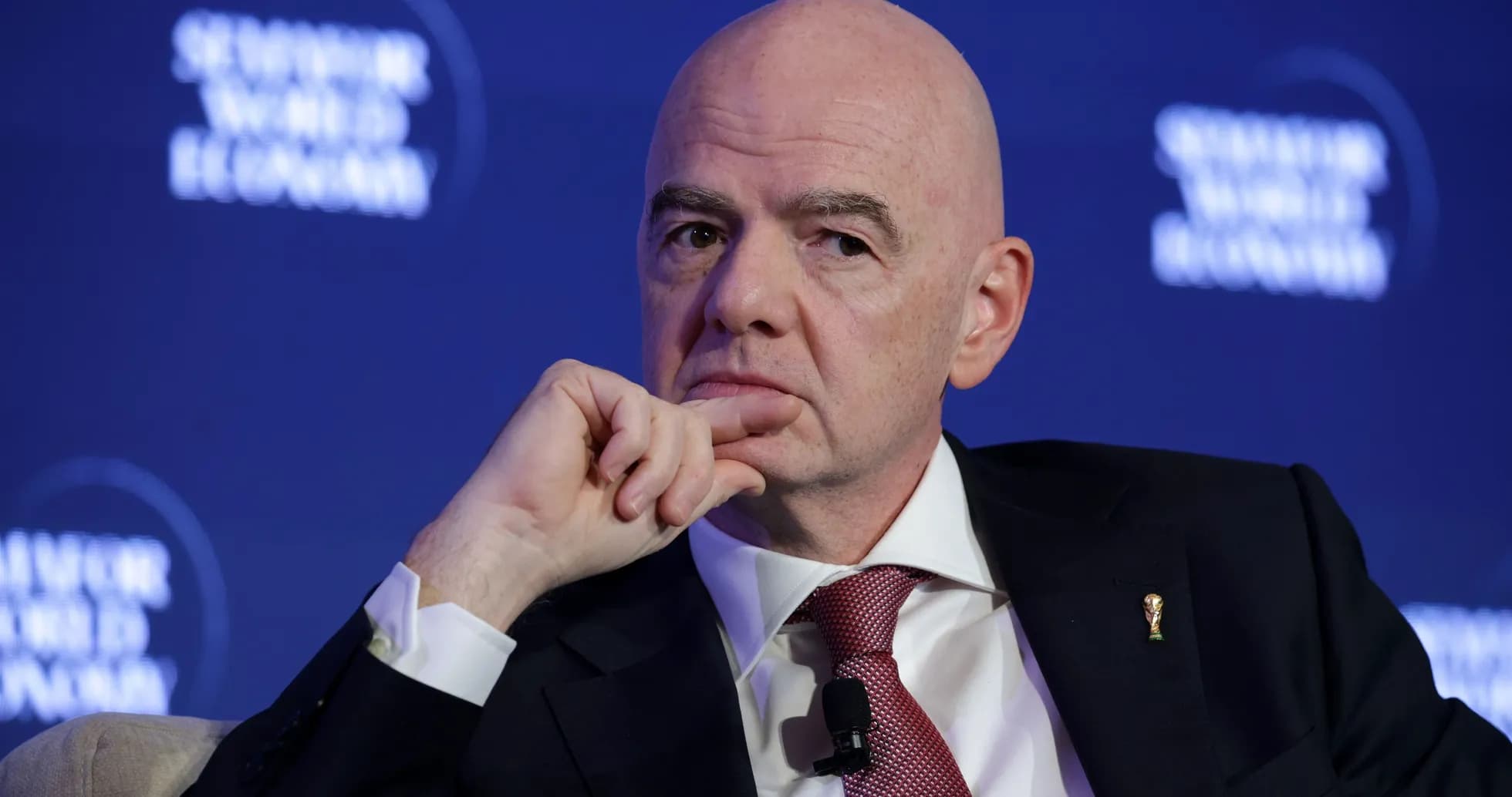 Homme pensif lors d'une conférence sur l'économie mondiale Homme pensif lors d'une conférence sur l'économie mondiale