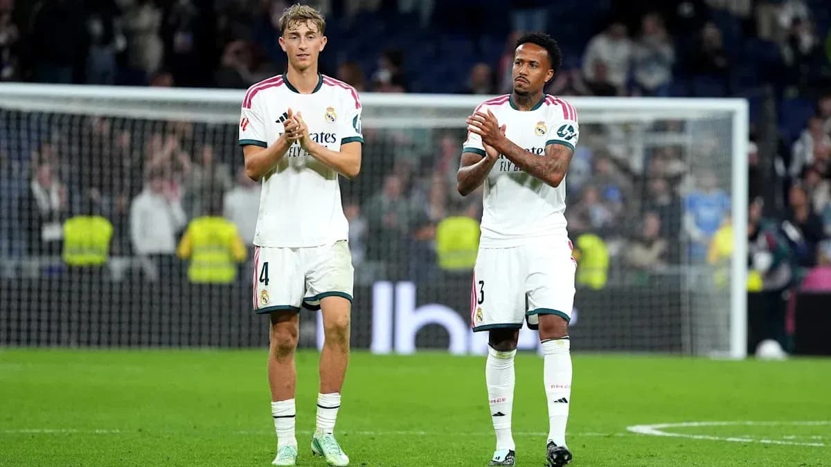 Deux joueurs du Real Madrid applaudissant les supporters Deux joueurs du Real Madrid applaudissant les supporters