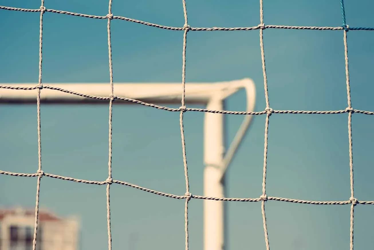 Filet de but de football avec ciel en arrière-plan Filet de but de football avec ciel en arrière-plan