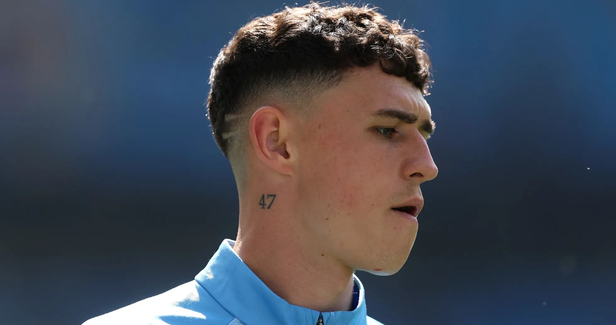 Joueur avec un tatouage sur le cou en entraînement Joueur avec un tatouage sur le cou en entraînement