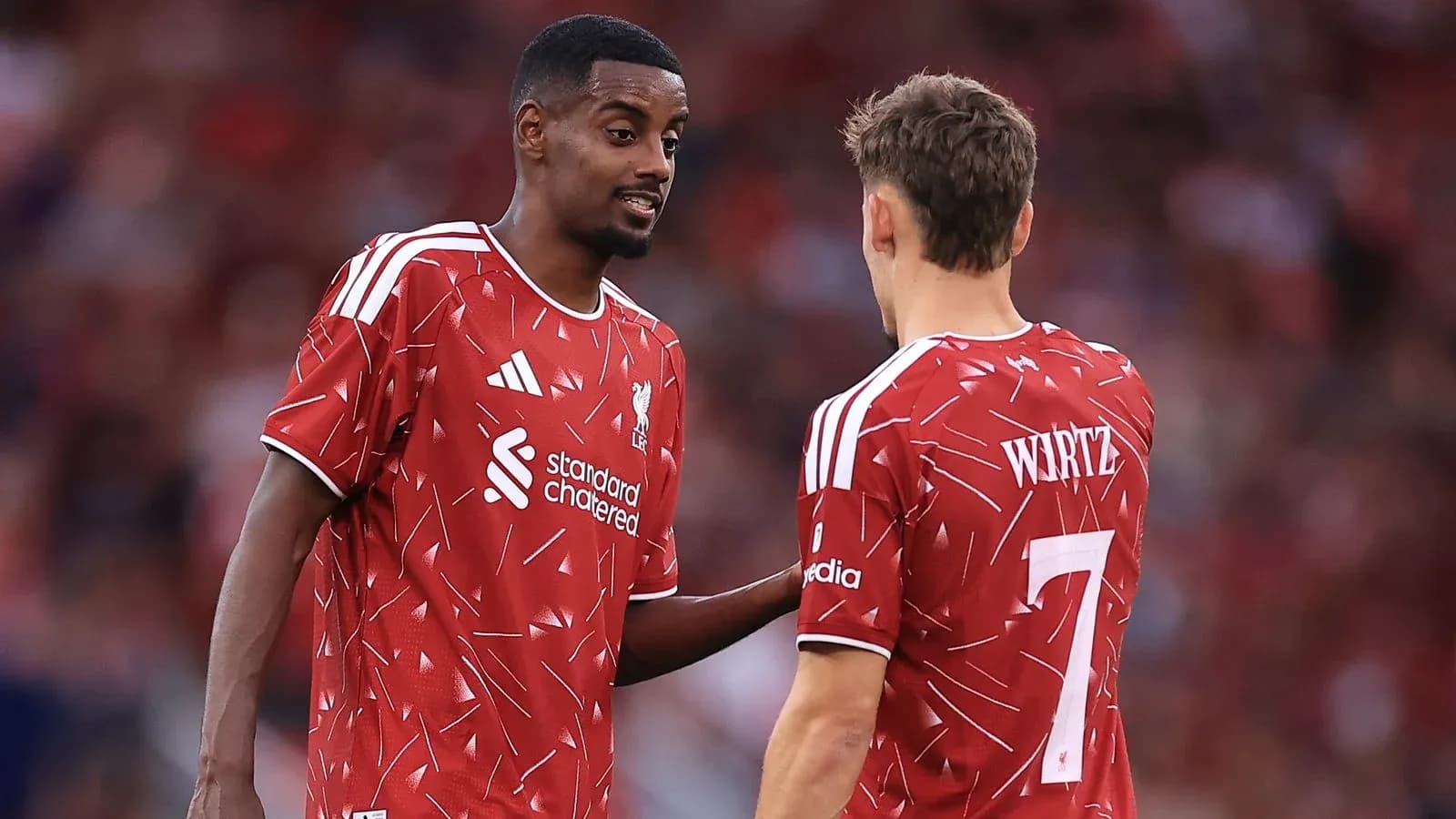 Joueurs de Liverpool discutant sur le terrain Joueurs de Liverpool discutant sur le terrain