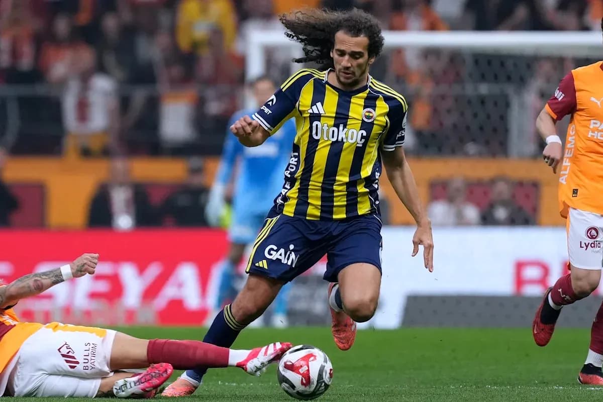Joueur de Fenerbahçe dribblant pendant un match Joueur de Fenerbahçe dribblant pendant un match