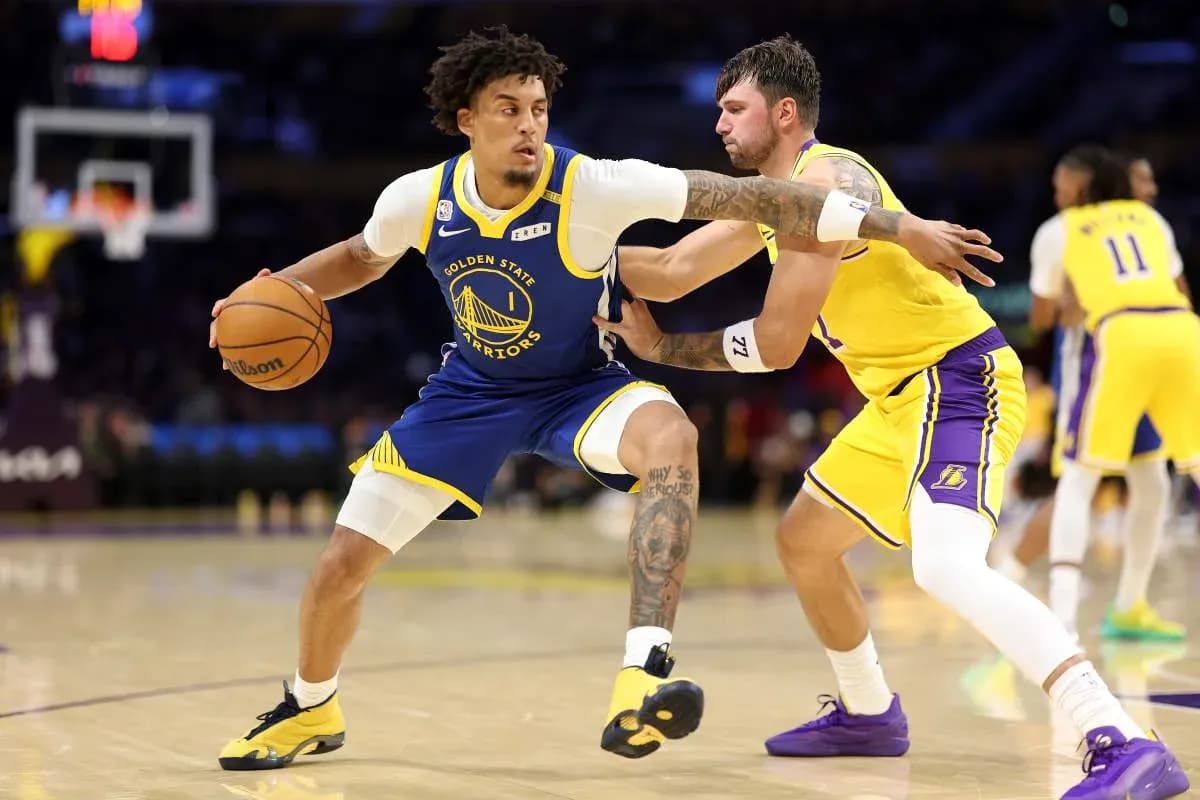 Joueur des Golden State Warriors dribblant sous pression Joueur des Golden State Warriors dribblant sous pression