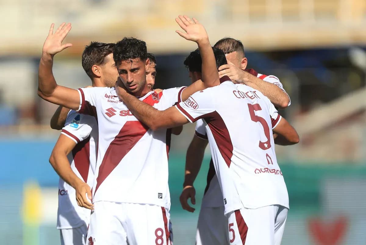 Joueurs célébrant un but ensemble sur le terrain Joueurs célébrant un but ensemble sur le terrain