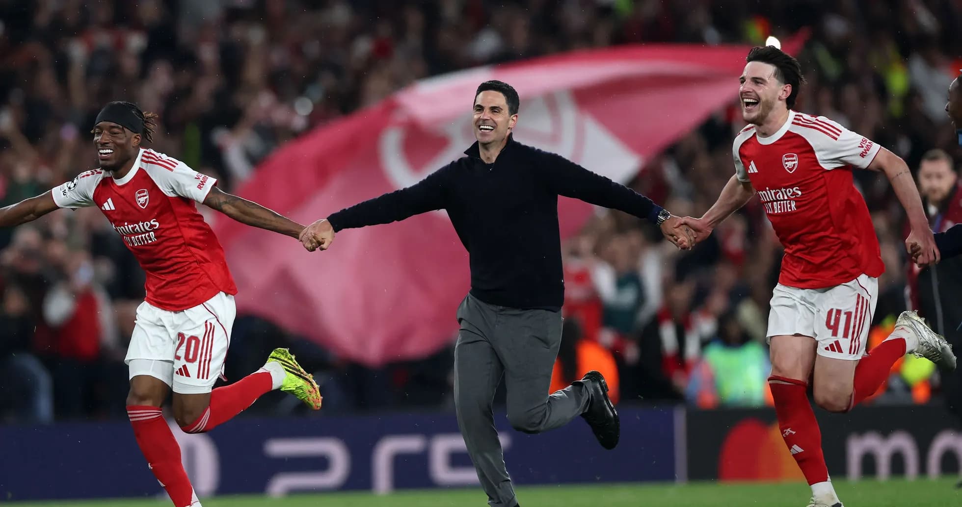 Joueurs d'Arsenal célébrant avec l'entraîneur Joueurs d'Arsenal célébrant avec l'entraîneur