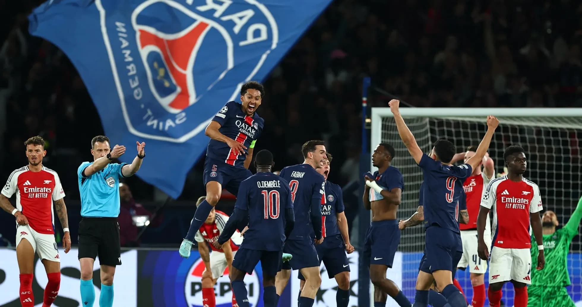 Joueurs du PSG célèbrent un but contre Arsenal Joueurs du PSG célèbrent un but contre Arsenal