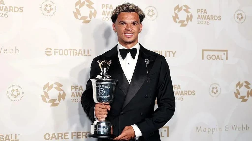 Joueur tenant un trophée lors des PFA Awards 2026 Joueur tenant un trophée lors des PFA Awards 2026