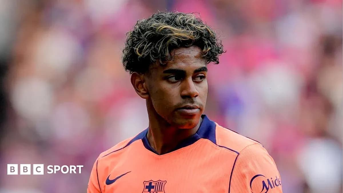 Joueur de Barcelone en maillot orange sur le terrain Joueur de Barcelone en maillot orange sur le terrain