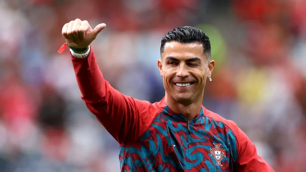 Cristiano Ronaldo saluant avant le match Cristiano Ronaldo saluant avant le match