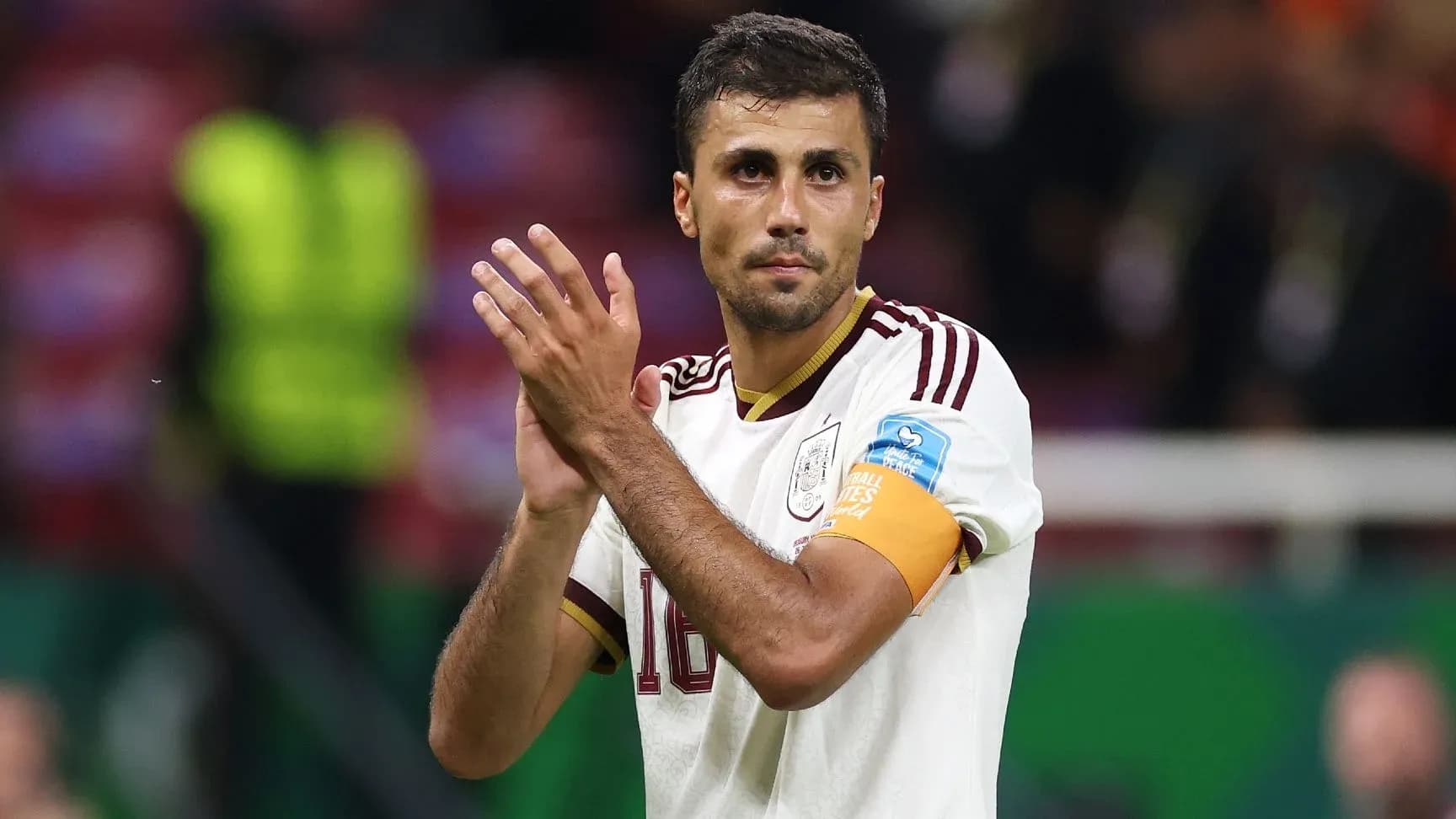 Joueur applaudit après le match, portant un brassard Joueur applaudit après le match, portant un brassard