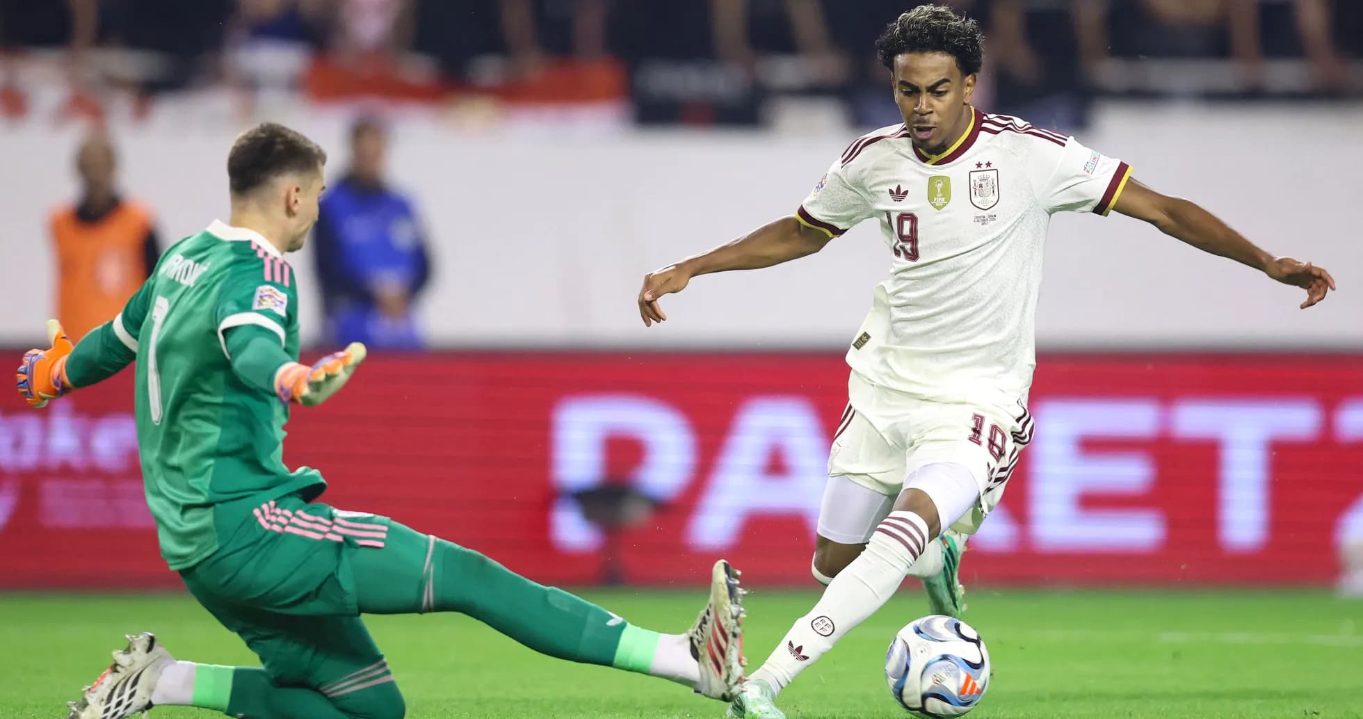 Joueur espagnol dribblant un gardien pendant le match Joueur espagnol dribblant un gardien pendant le match