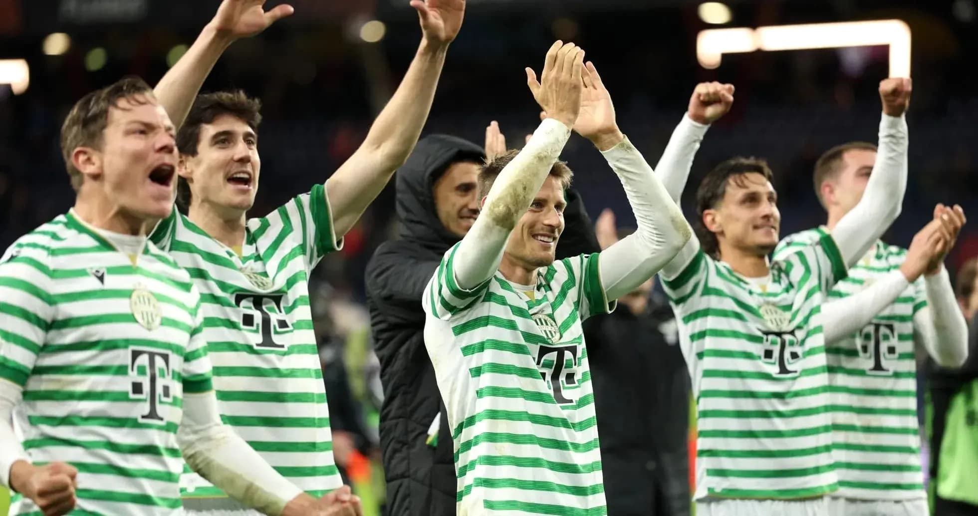 Joueurs de Ferencvarosi TC célébrant la victoire Joueurs de Ferencvarosi TC célébrant la victoire