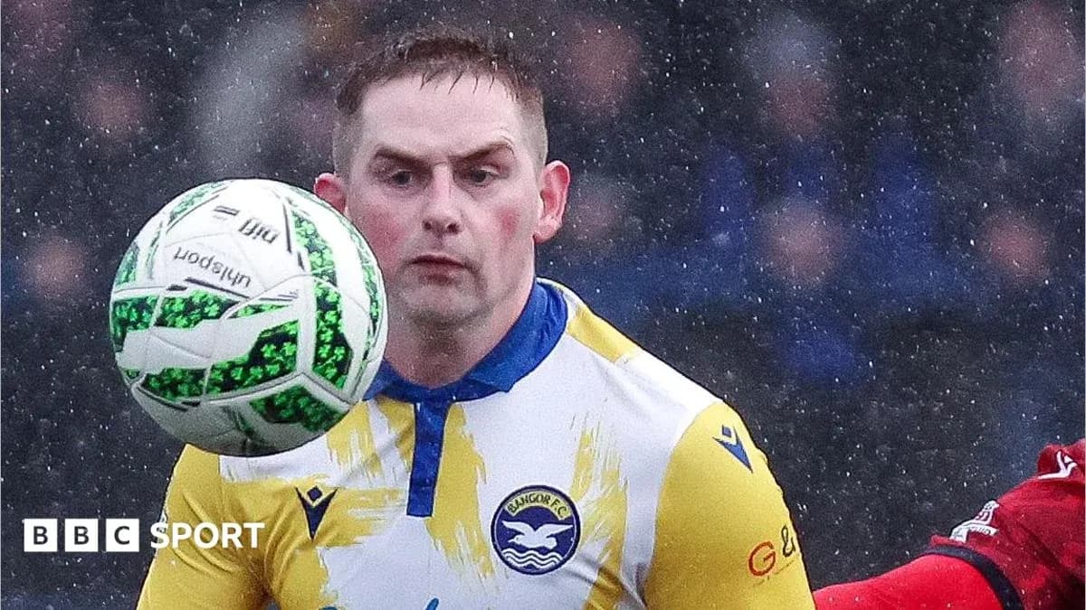Joueur de Bangor FC contrôlant le ballon en match Joueur de Bangor FC contrôlant le ballon en match