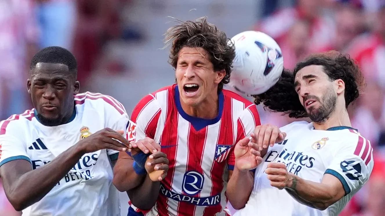 Trois joueurs en compétition pour le ballon lors d'un match Trois joueurs en compétition pour le ballon lors d'un match