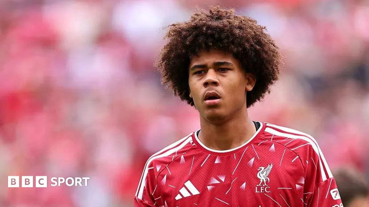 Joueur de Liverpool sur le terrain avant le match Joueur de Liverpool sur le terrain avant le match