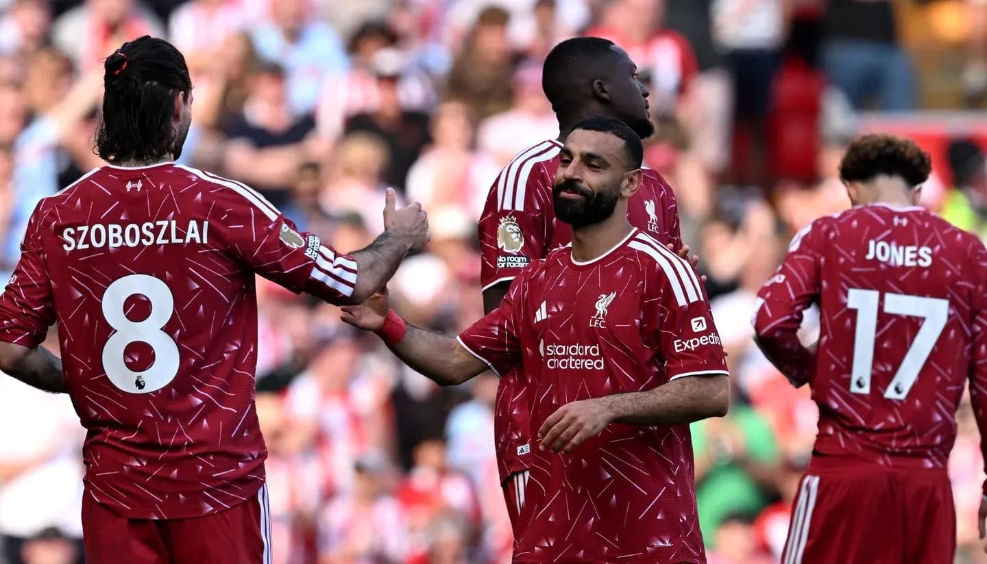 Joueurs de Liverpool se félicitent sur le terrain Joueurs de Liverpool se félicitent sur le terrain