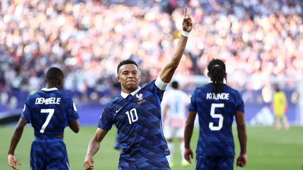 Kylian Mbappé célébrant un but avec coéquipiers Kylian Mbappé célébrant un but avec coéquipiers