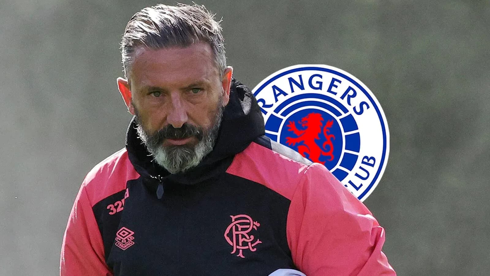 Entraîneur portant un survêtement Rangers lors d'un entraînement Entraîneur portant un survêtement Rangers lors d'un entraînement