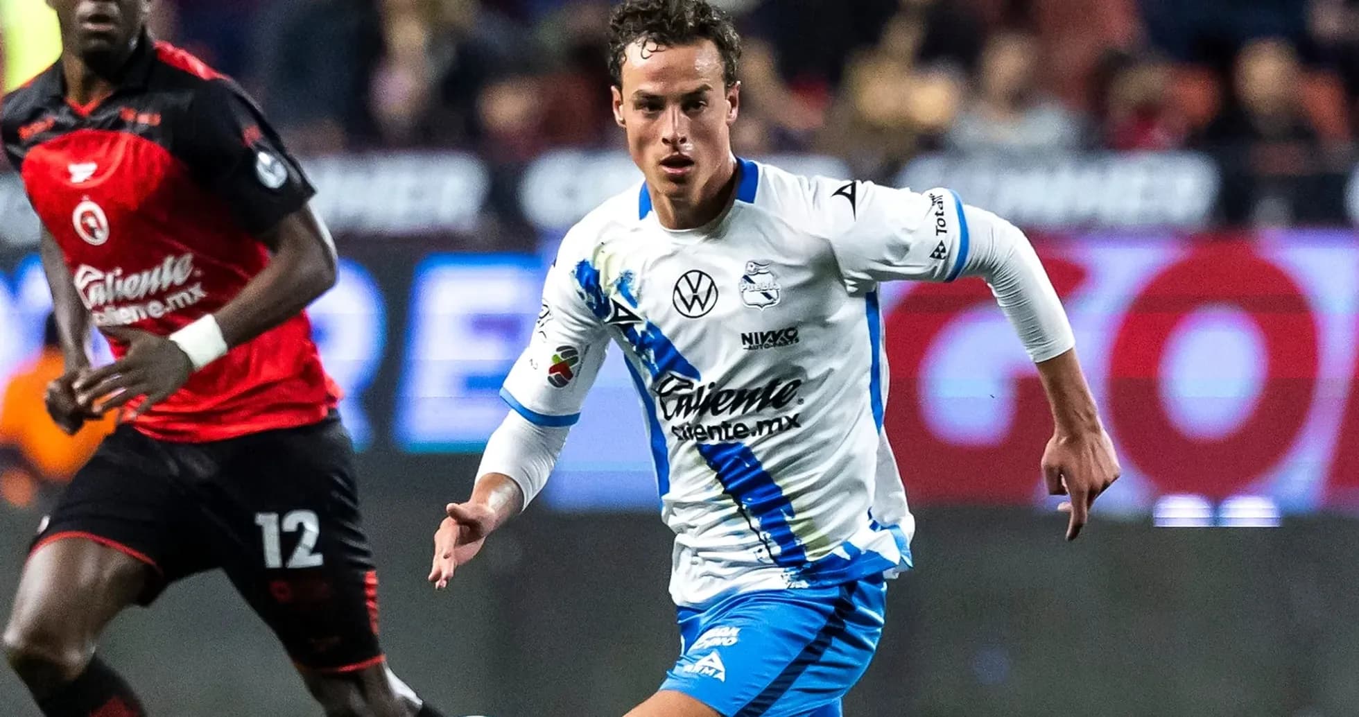 Joueur de Puebla en action contre Club América Joueur de Puebla en action contre Club América