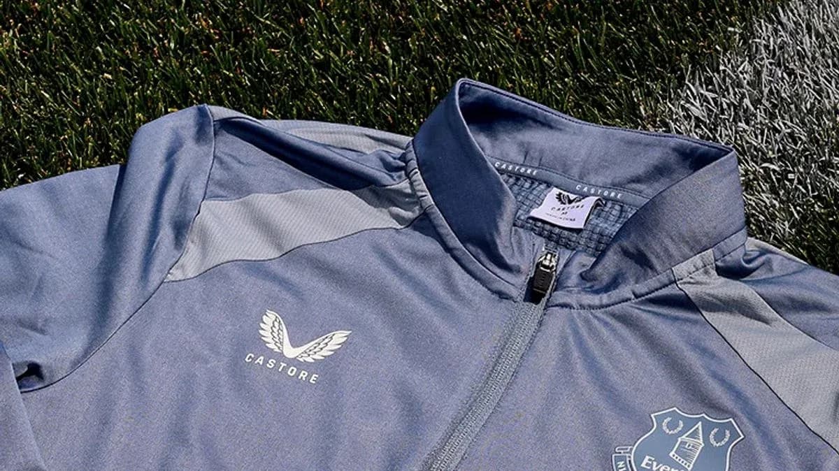 Veste grise avec logo d'Everton et Castore Veste grise avec logo d'Everton et Castore