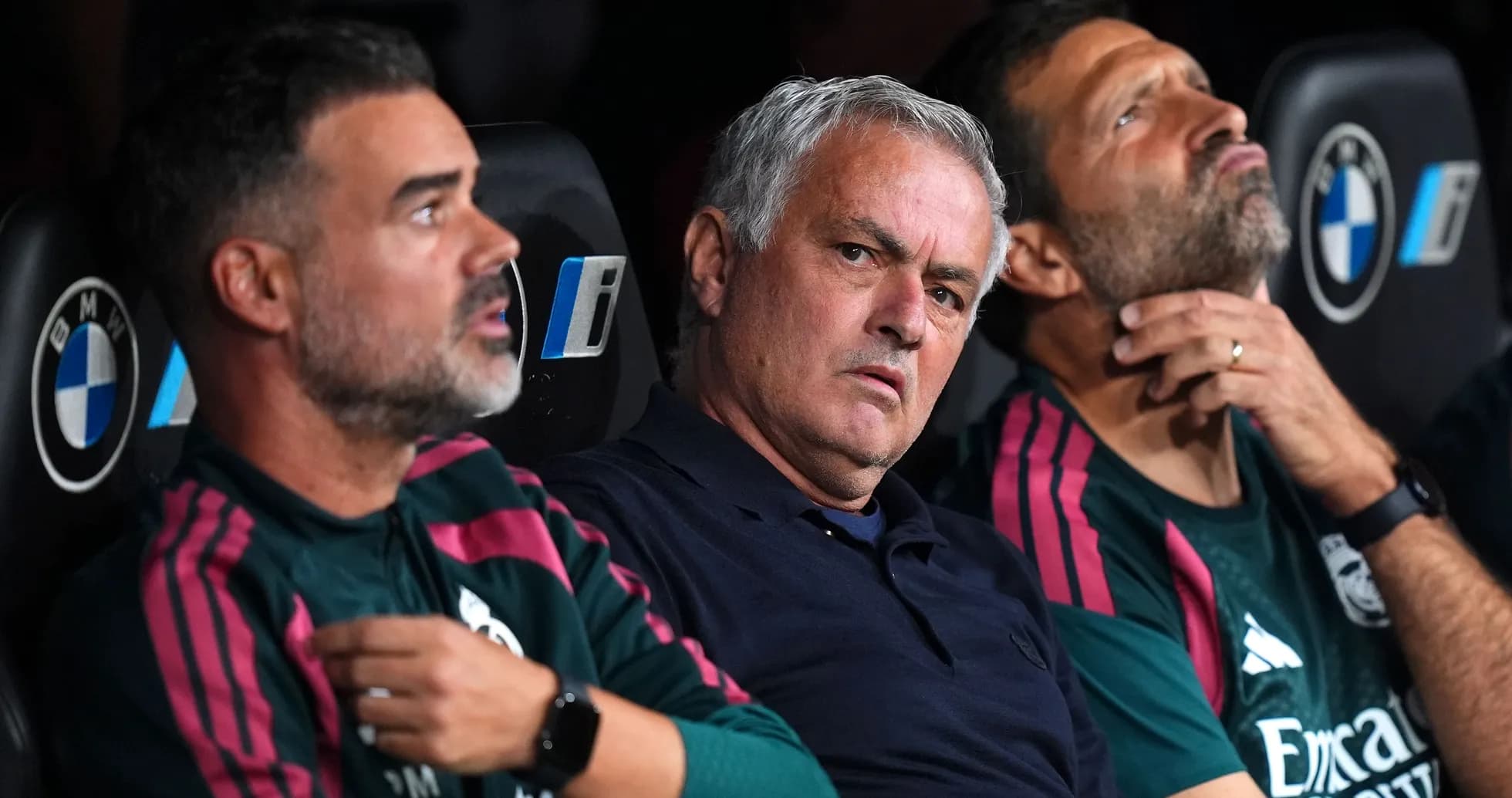 Trois entraîneurs sur le banc de touche lors d'un match Trois entraîneurs sur le banc de touche lors d'un match