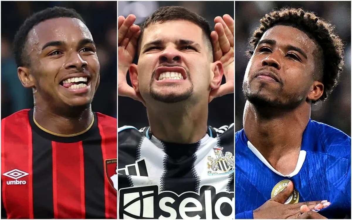 Trois joueurs de football en action, célébrant Trois joueurs de football en action, célébrant