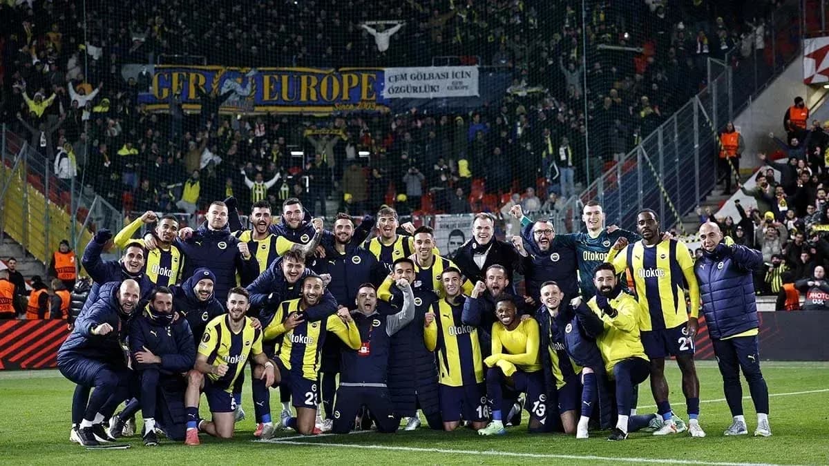 Équipe de Fenerbahçe célébrant une victoire Équipe de Fenerbahçe célébrant une victoire