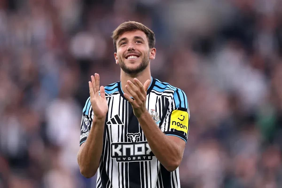Joueur applaudissant avec le maillot de Newcastle Joueur applaudissant avec le maillot de Newcastle