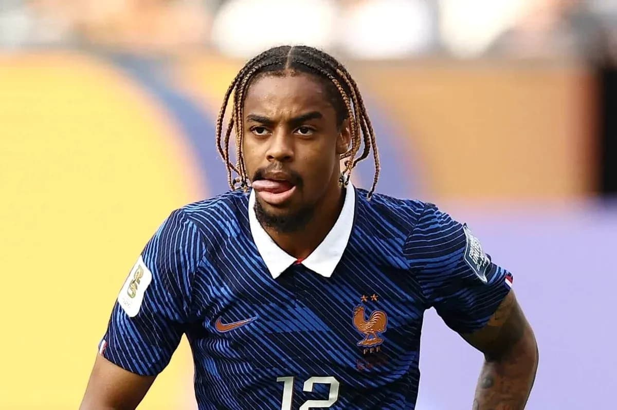 Joueur de l'équipe de France en action sur le terrain Joueur de l'équipe de France en action sur le terrain