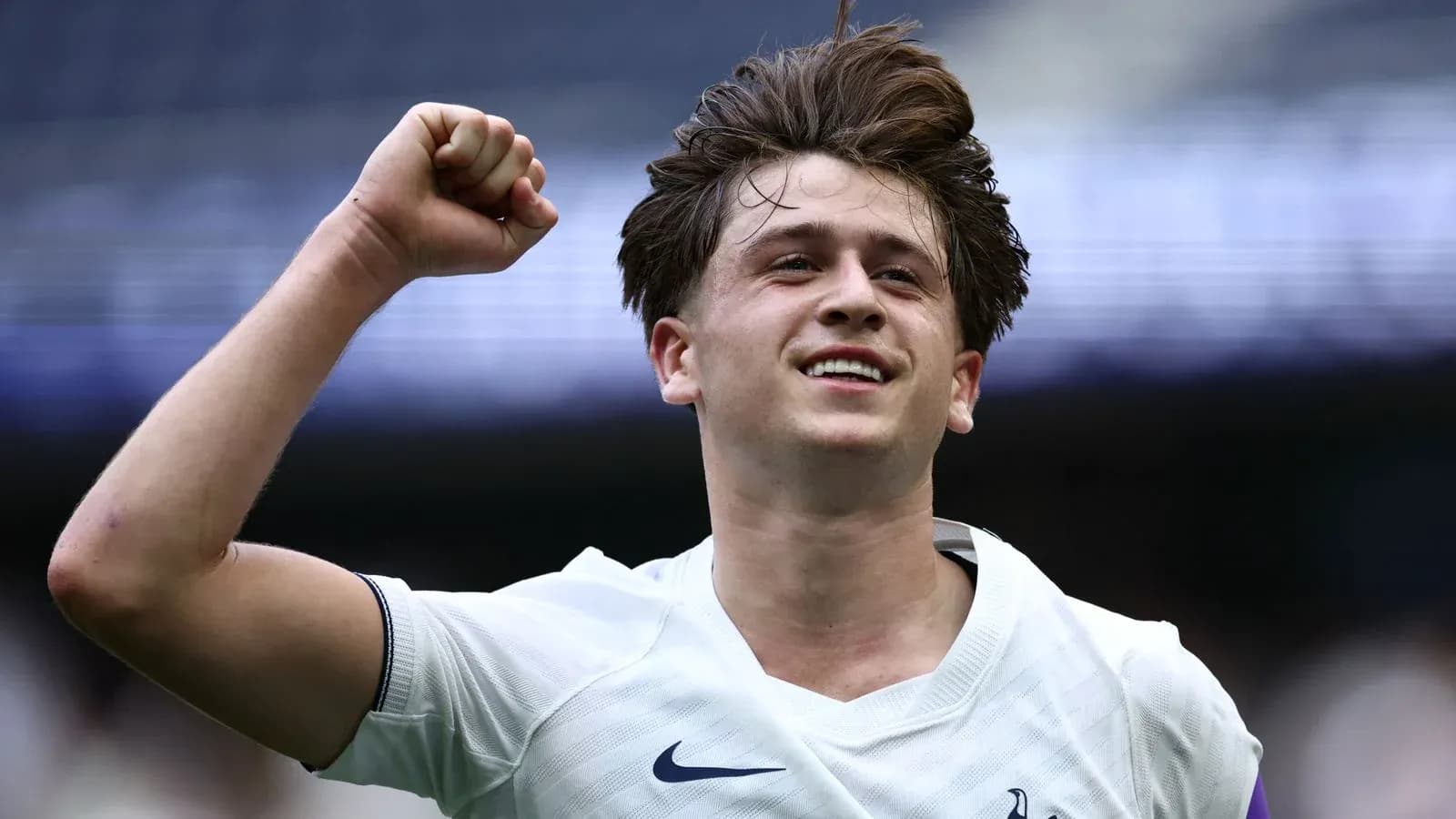 Joueur célébrant avec le poing levé après un but Joueur célébrant avec le poing levé après un but