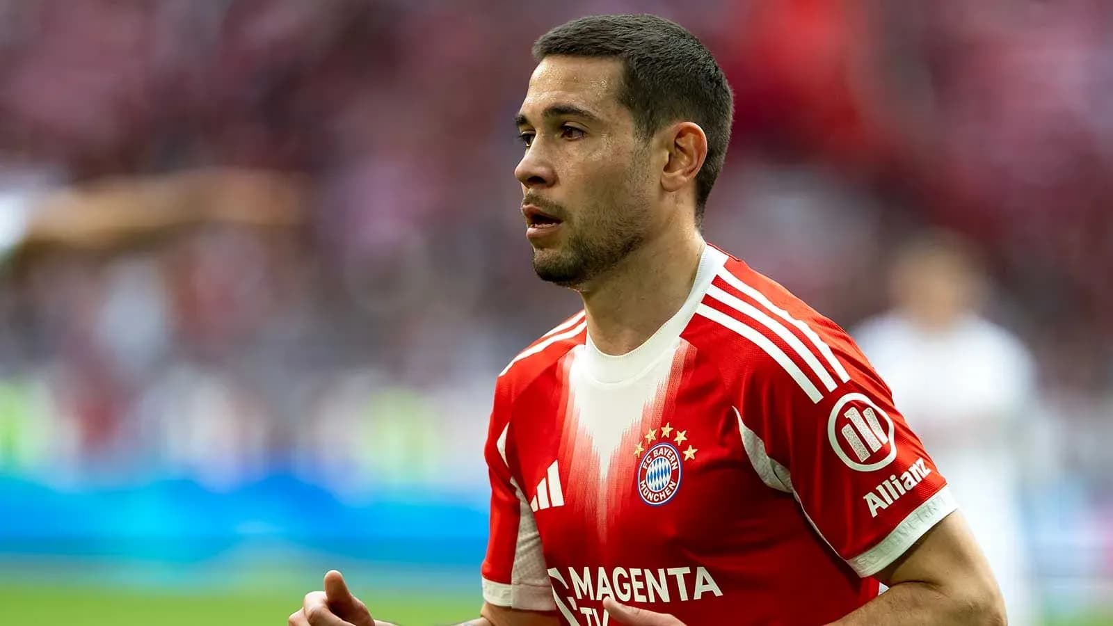Joueur de Bayern Munich courant sur le terrain Joueur de Bayern Munich courant sur le terrain
