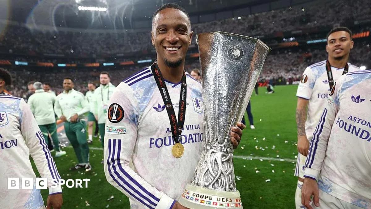 Joueur tenant le trophée de la Coupe UEFA Joueur tenant le trophée de la Coupe UEFA