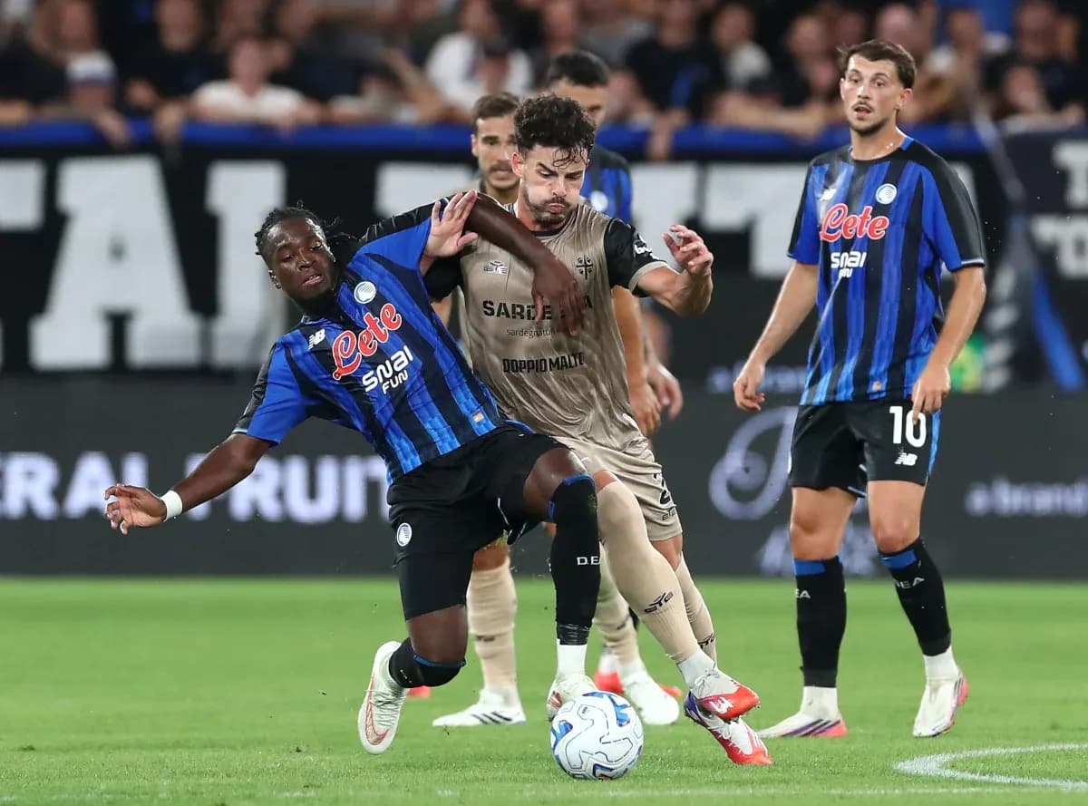 Deux joueurs en action pendant le match Deux joueurs en action pendant le match