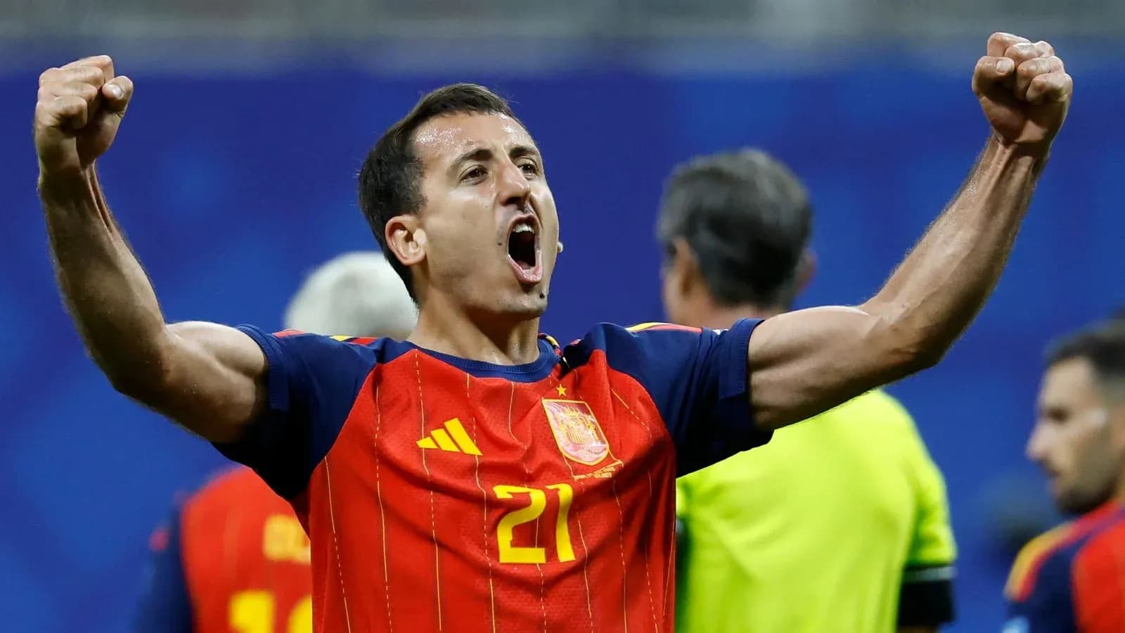 Joueur célébrant avec les bras levés après un match Joueur célébrant avec les bras levés après un match