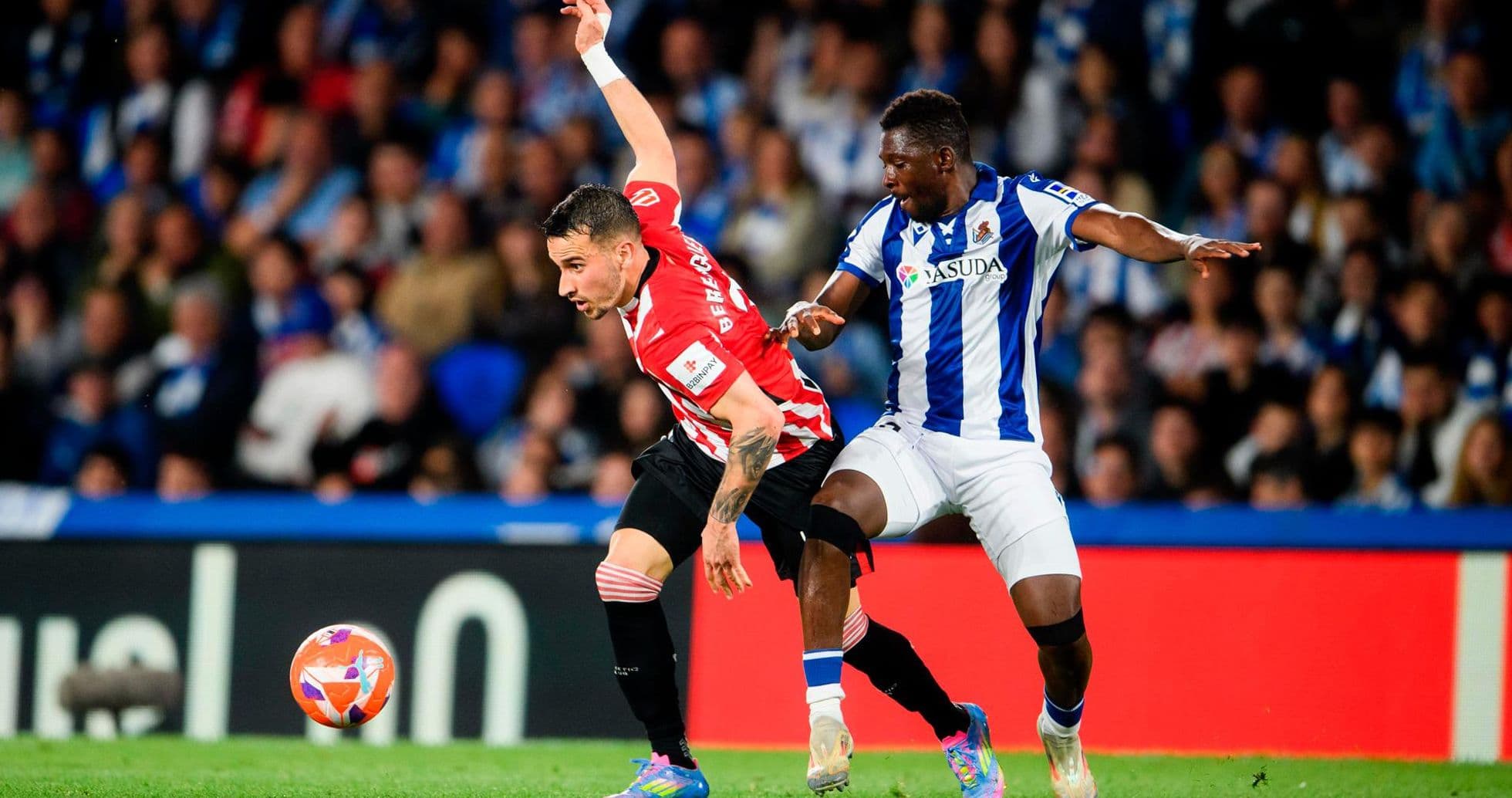 Un joueur de Real Sociedad contre un joueur de Valencia Un joueur de Real Sociedad contre un joueur de Valencia