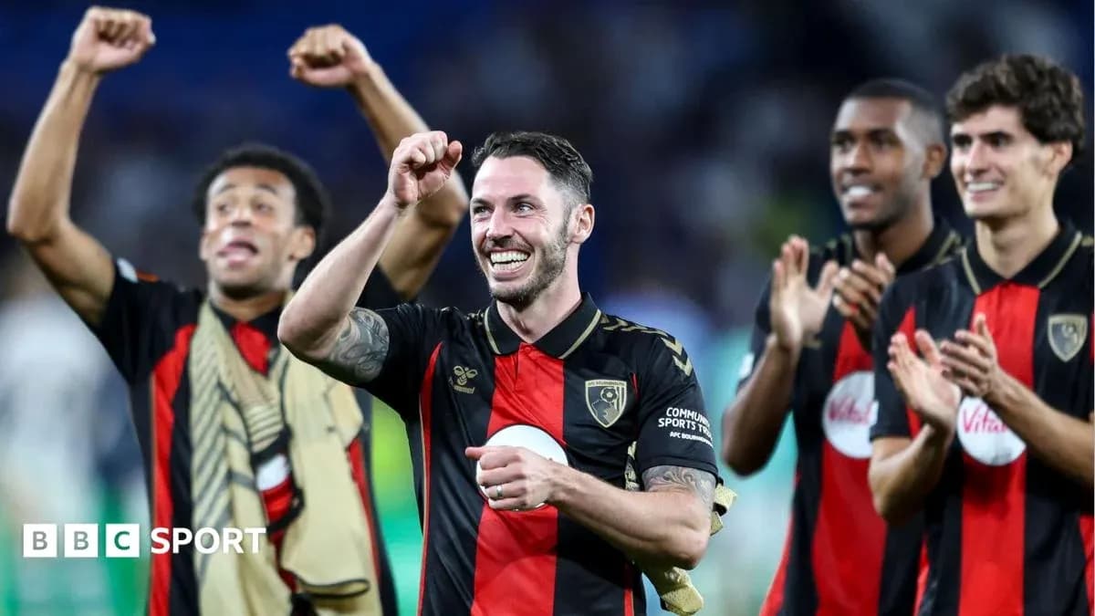 Joueurs d'AFC Bournemouth célébrant une victoire ensemble Joueurs d'AFC Bournemouth célébrant une victoire ensemble