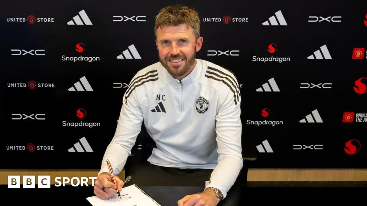Entraîneur signant un contrat au bureau de Manchester United Entraîneur signant un contrat au bureau de Manchester United