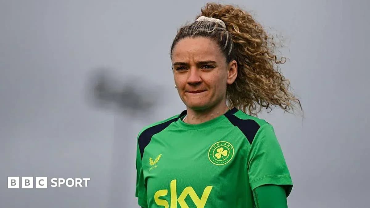 Joueuse en tenue de gardien d'équipe irlandaise Joueuse en tenue de gardien d'équipe irlandaise
