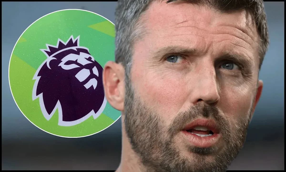 Homme parlant avec le logo de la Premier League en arrière-plan Homme parlant avec le logo de la Premier League en arrière-plan