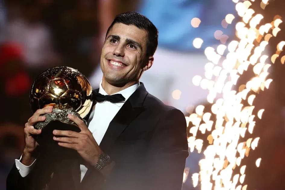 Joueur célébrant avec le Ballon d'Or sur scène Joueur célébrant avec le Ballon d'Or sur scène