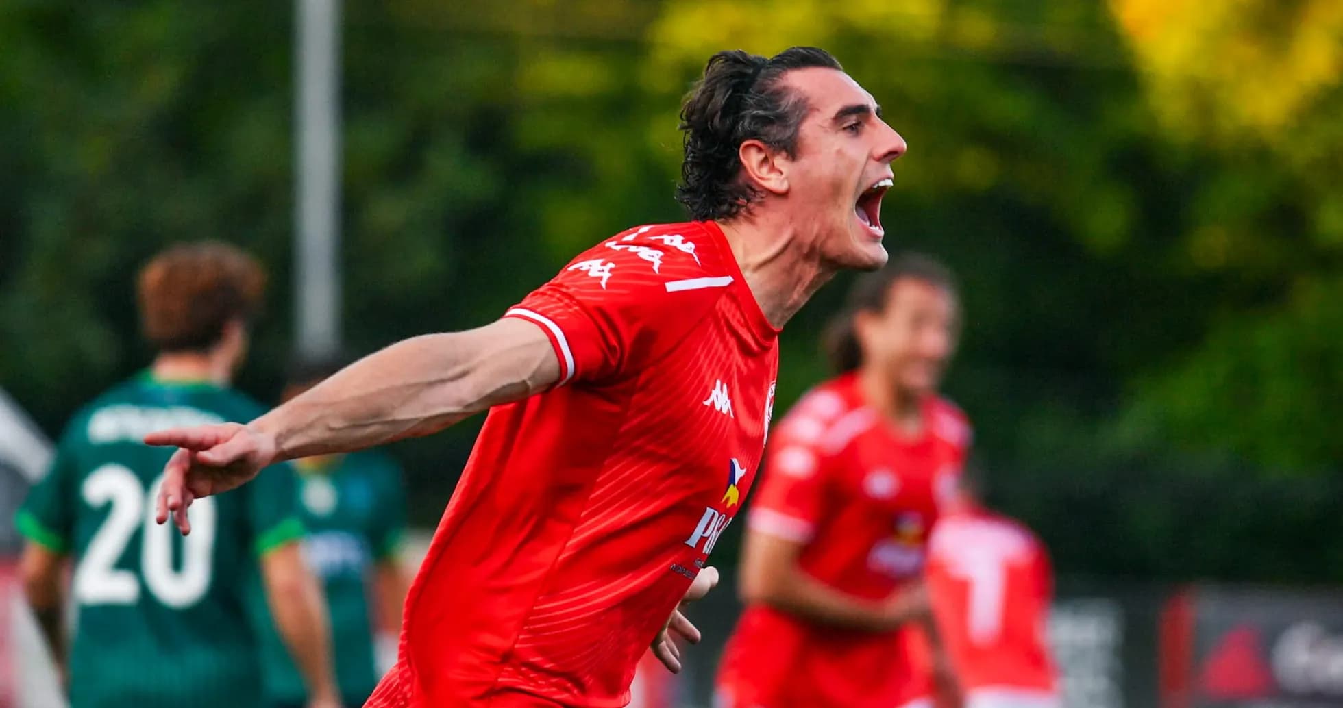 Un joueur célébrant un but pour Larne Un joueur célébrant un but pour Larne