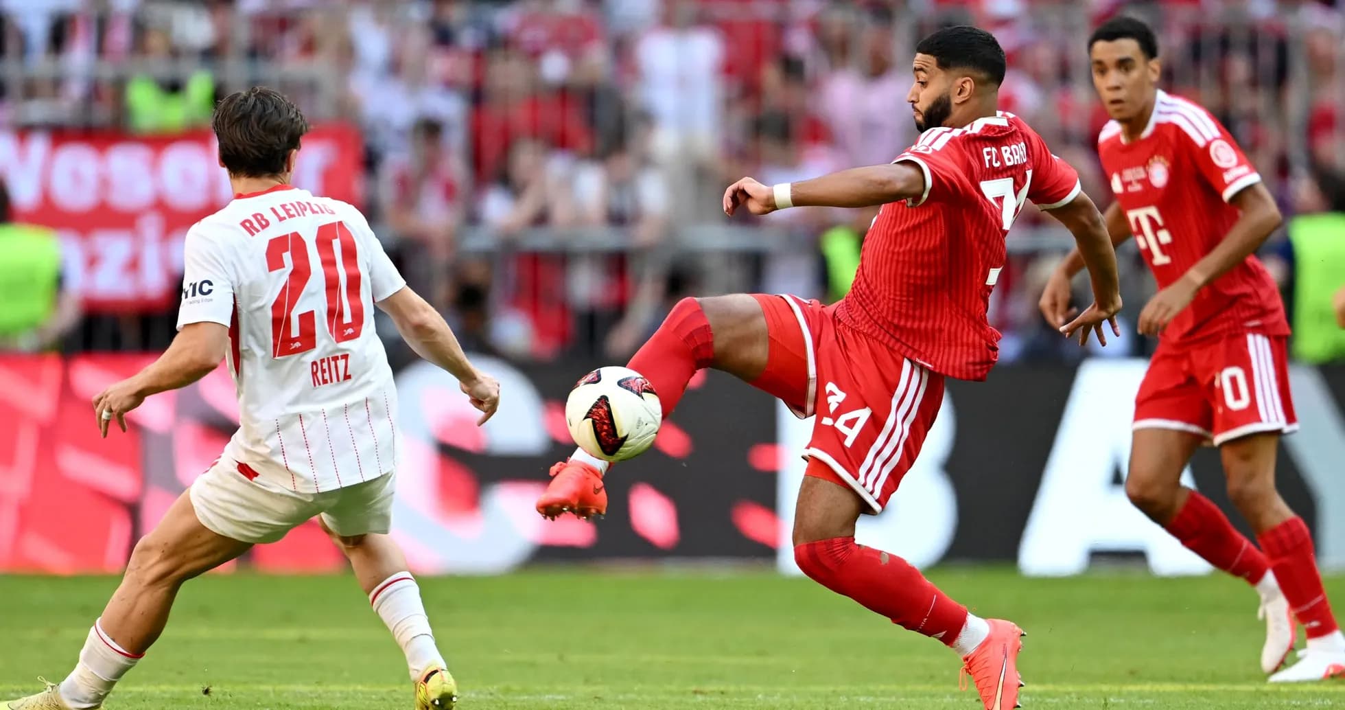 Joueur de Bayern Munich dribblant un adversaire de RB Leipzig Joueur de Bayern Munich dribblant un adversaire de RB Leipzig