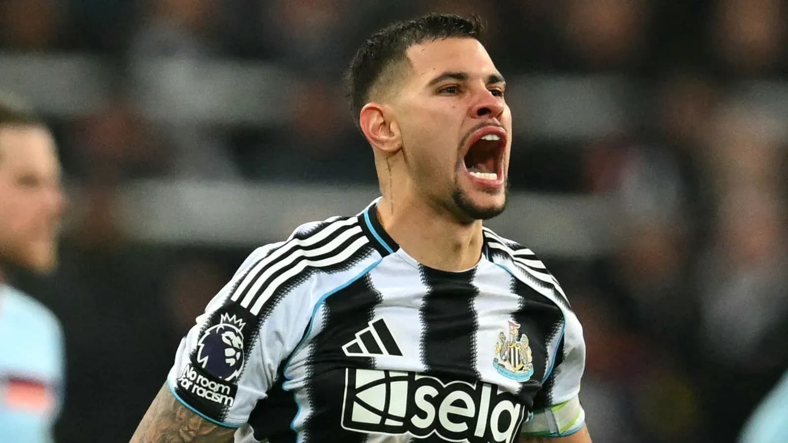 Joueur de Newcastle célébrant avec enthousiasme Joueur de Newcastle célébrant avec enthousiasme