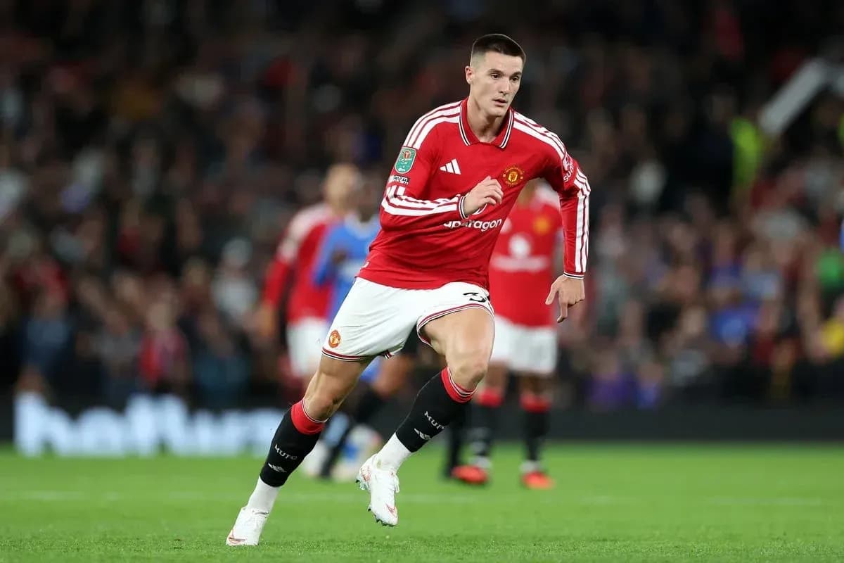 Joueur de Manchester United courant sur le terrain Joueur de Manchester United courant sur le terrain