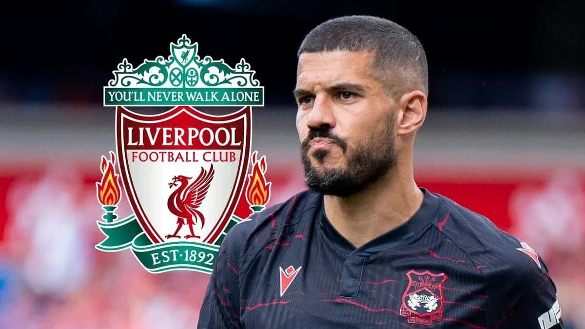 Joueur de football devant le logo de Liverpool FC Joueur de football devant le logo de Liverpool FC